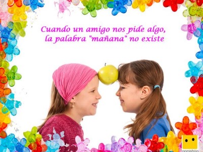 306-4-amigas-jugando-con-una-manzana-frases-de-amistad-para-ninos